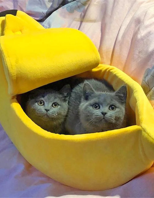Load image into Gallery viewer, Banana Pet Bed , Cama Para Mascotas Linda Y Divertida Con Cojín Removible Para Perros, Gatos De Interior, Conejos, Animales Pequeños, Amarillo
